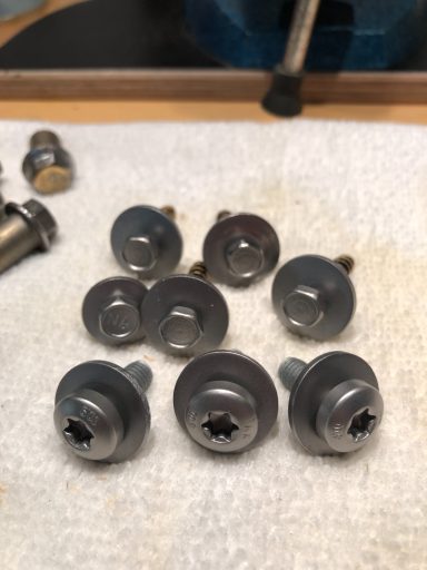 Schrauben Glasperlgestrahlt